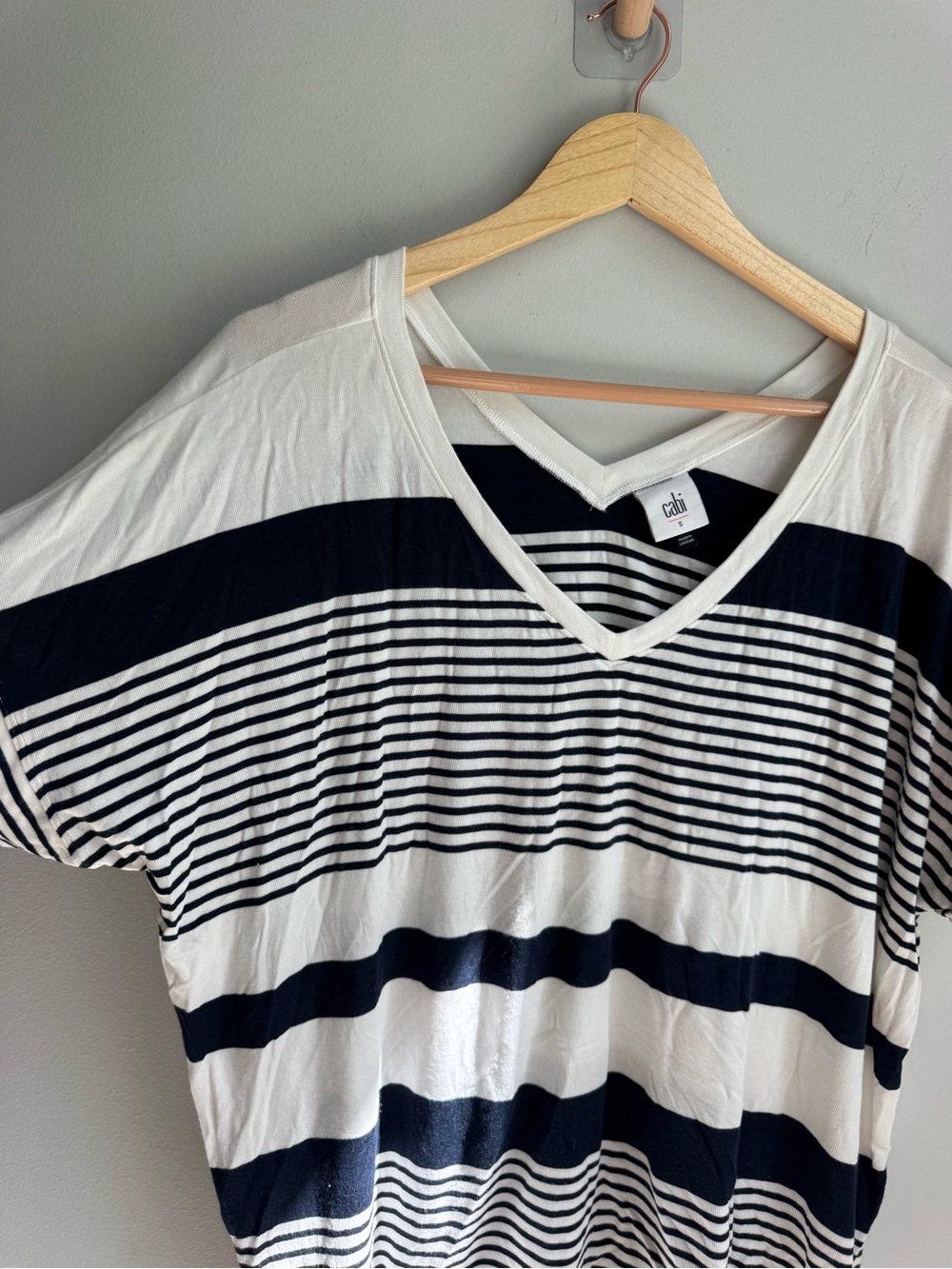 CAbi Navy and White Striped V-Neck Tee Super soft beach pool lake lounge - Picture 4 of 6